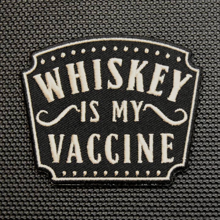 Whiskey Is My Vaccine Geborduurde Moraalpatch voor wholesale door BritKitUSA