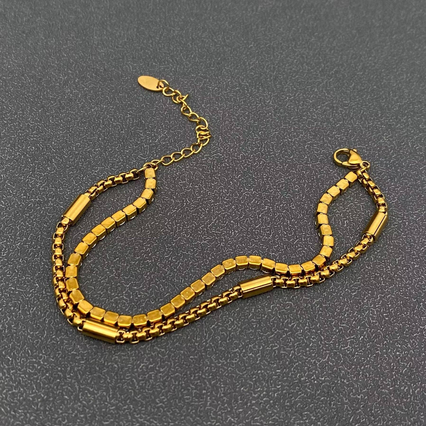 Mio Queena - Vente Bracelets maillon et chaîne - Bracelet à double couche en acier inoxydable plaqué or 18K avec chaîne incrustée de CZ - FGS2