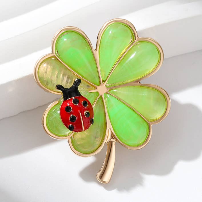 Broche de trébol de cuatro hojas con acento de hoja de esmalte y mariquita para venta al por mayor de Tourtiwi