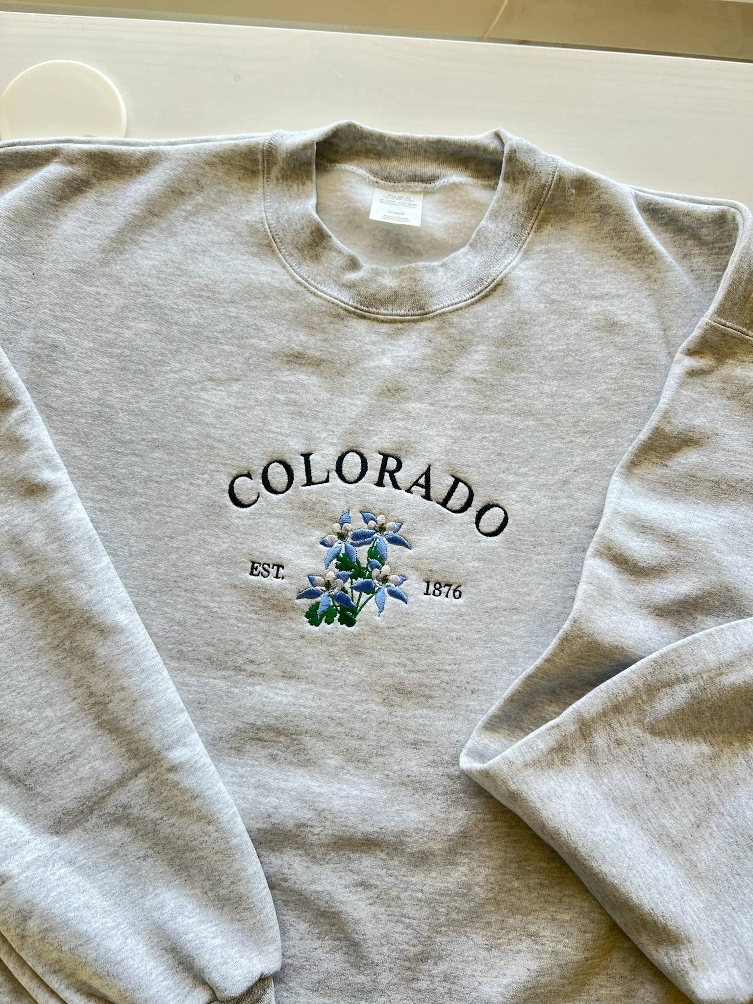 Poppy Bloem – Engroshandel Sweatshirt - Unisex – Colorado State Blomst Broderet Sweatshirt: Blå Columbine1