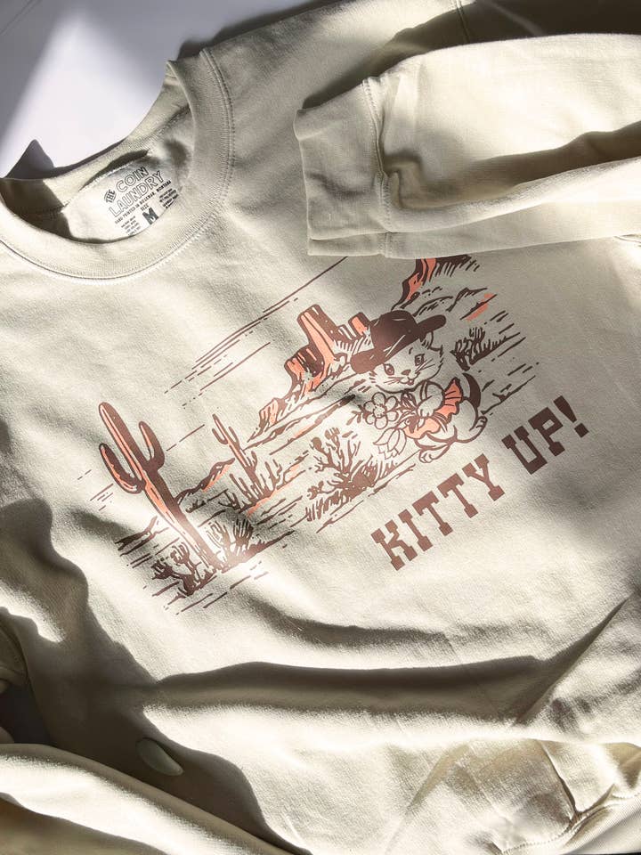 The Coin Laundry – Camisola gráfica - Unissexo por atacado – Camisola Kitty Up - Camisa Unissex Funny Cat Cowgirl1