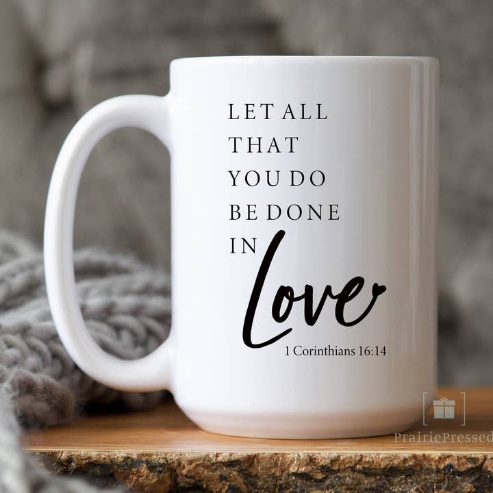 Let all you do be done in Love - Mug chrétien en céramique pour la vente par PrairiePressed