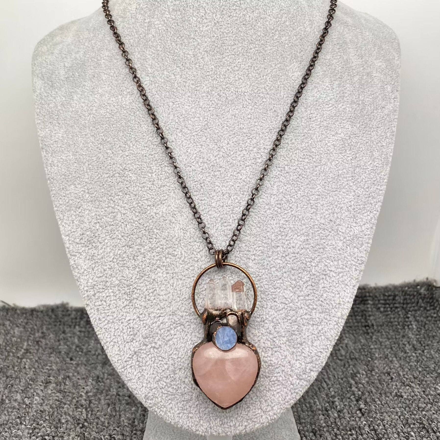 Mio Queena - Wholesale Spirituele steen/kristal - Driekleurige halsketting met hartvormige bedeltjes van natuursteen - CS1