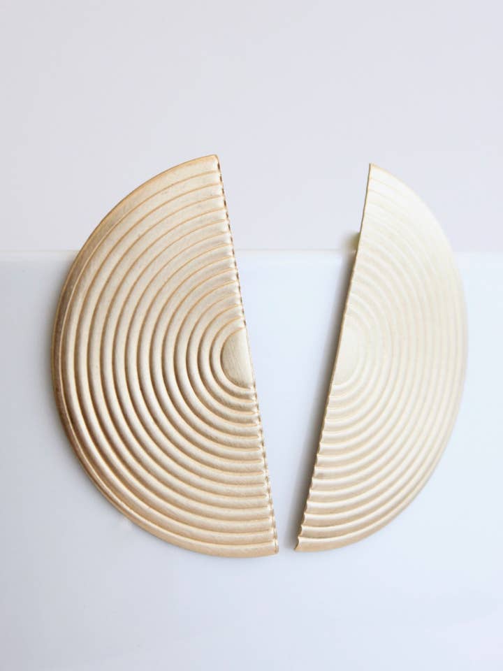 BRSE63 Halvmåne messing ørestikker for engroshandel hos David Aubrey Jewelry