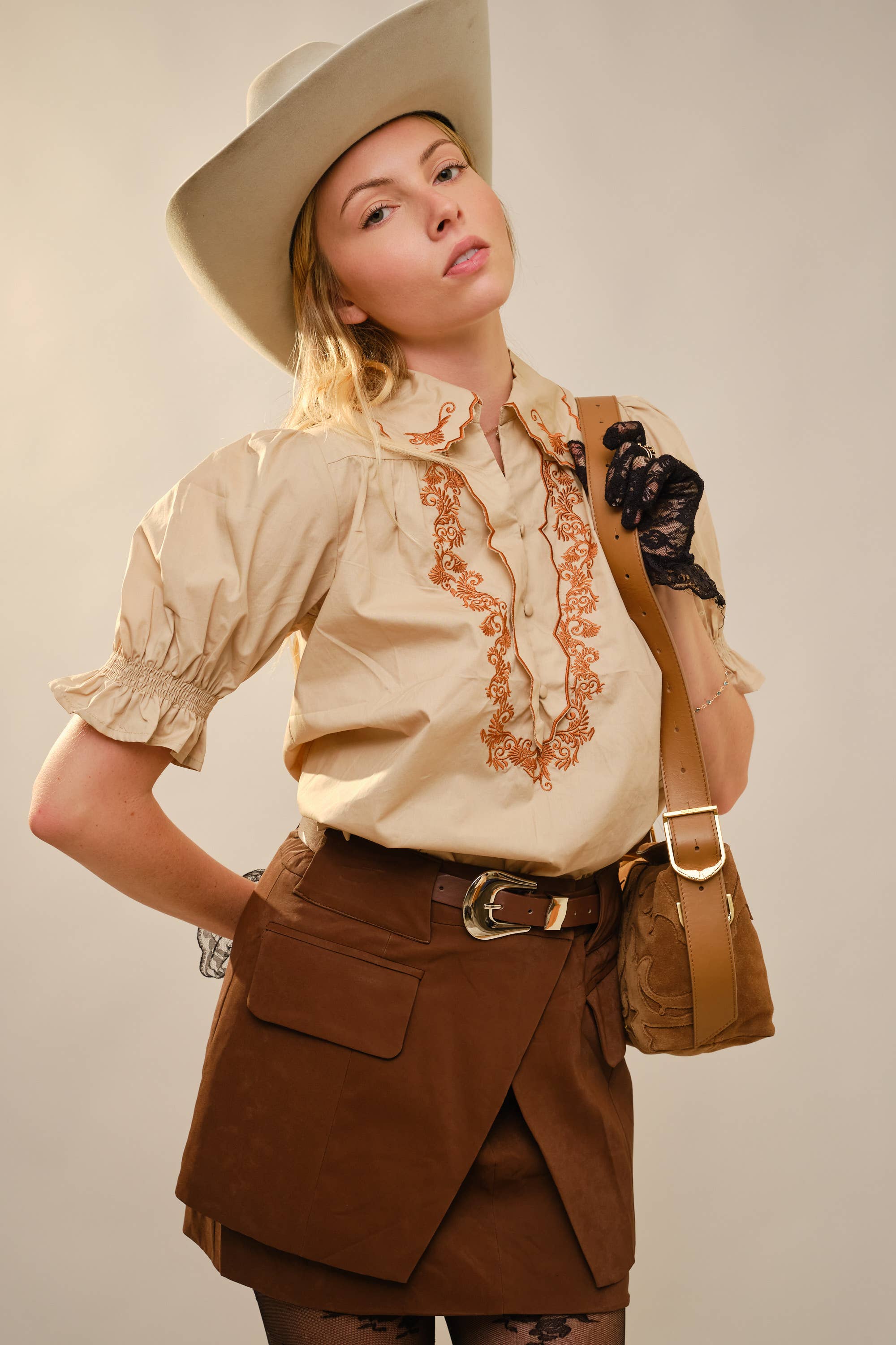 Blue B - Vendita all'ingrosso Camicetta - Donna - Top in cotone con colletto smerlato ricamato e maniche a sbuffo7