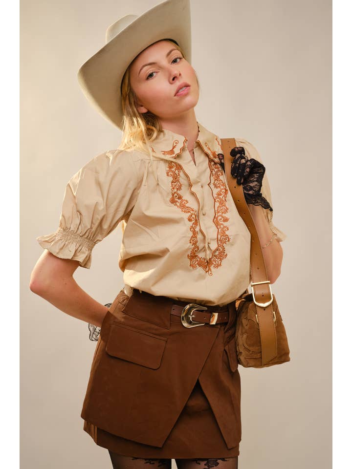 Blue B - Vendita all'ingrosso Camicetta - Donna - 23521T - Top con Colletto Ricamato a Scallop e Maniche a Sbuffo7