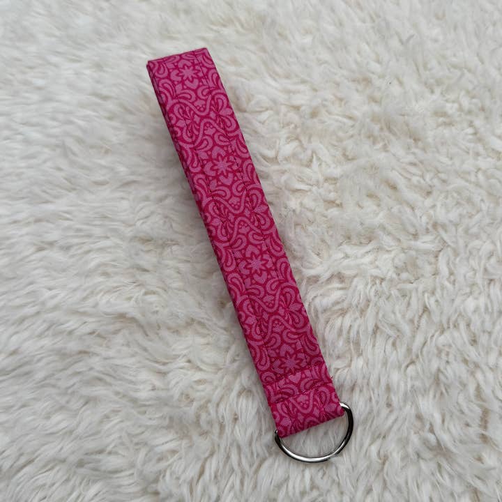 Porte-clés tendance en tissu fait main "Pink Scrolls" pour la vente par StellaJude