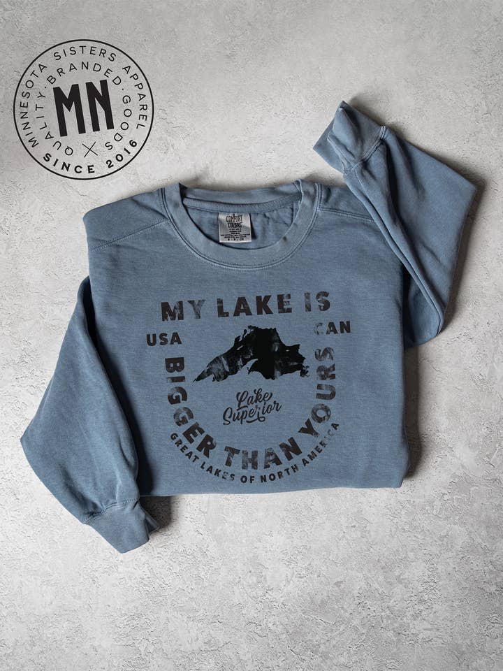 Mon lac est plus grand que le tien - Sweat-shirt col rond Lake Superior pour la vente par Minnesota Sisters
