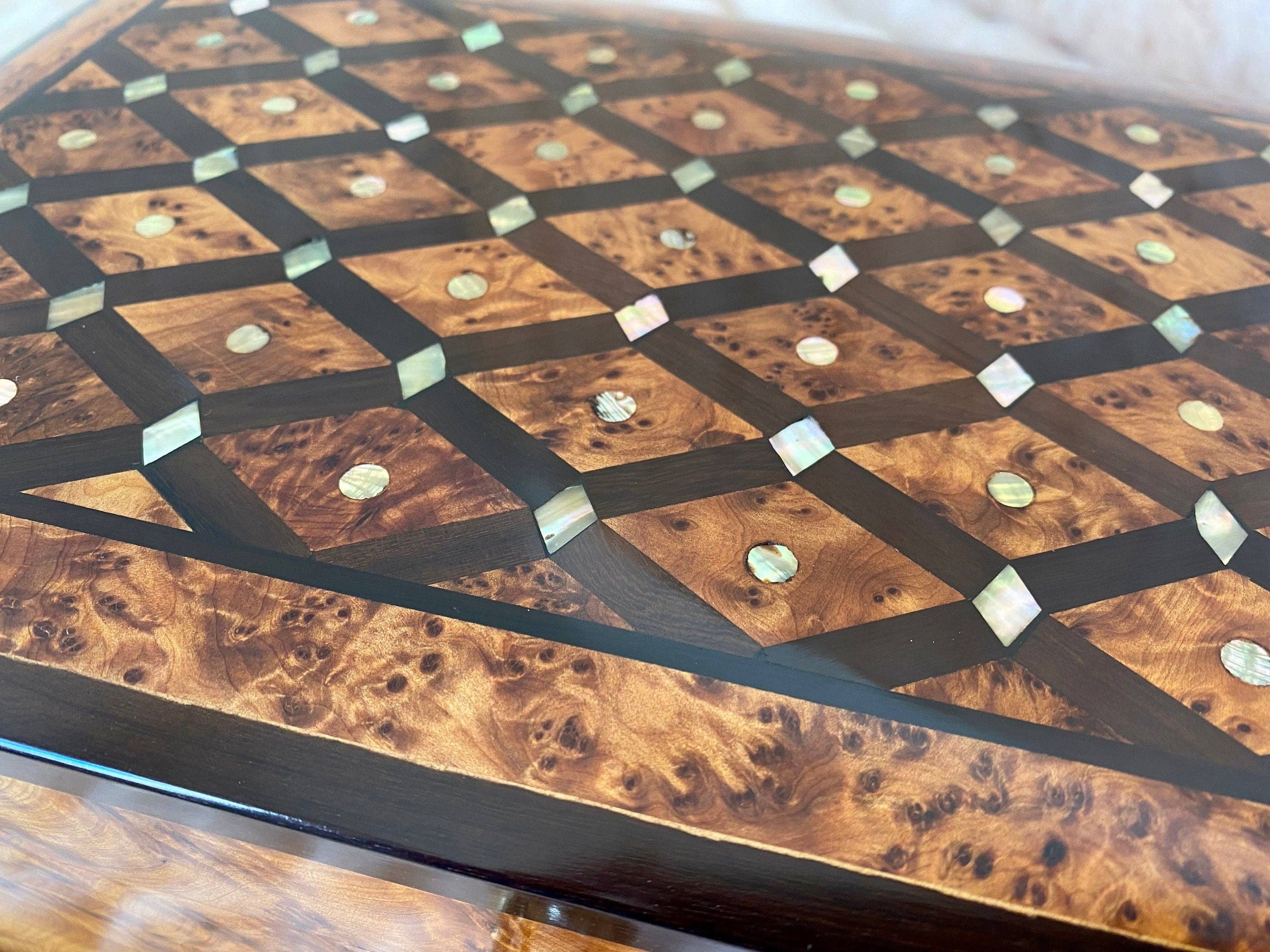 AtlasPerles - Venta al por mayor Joyero/organizador de joyas - Caja de joyería marroquí de 11"x7", gran caja de madera de tuya con cerradura y llave, grabado de nácar, incrustaciones de madera de nogal, caja de recuerdos para regalo de boda.7