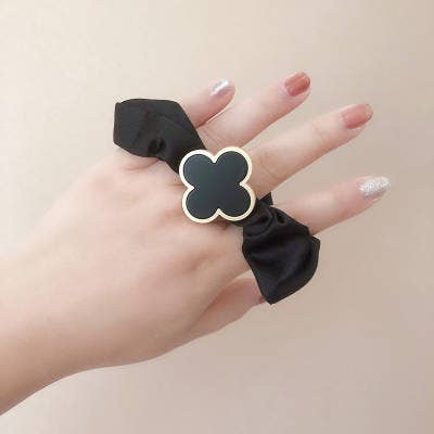 ◆FOLNUA◆ CLOVER HAIR SCRUNCHIE IVORY F24SWFSHA02 Wholesale Hair Scrunchie - Clover in Ivory for your store