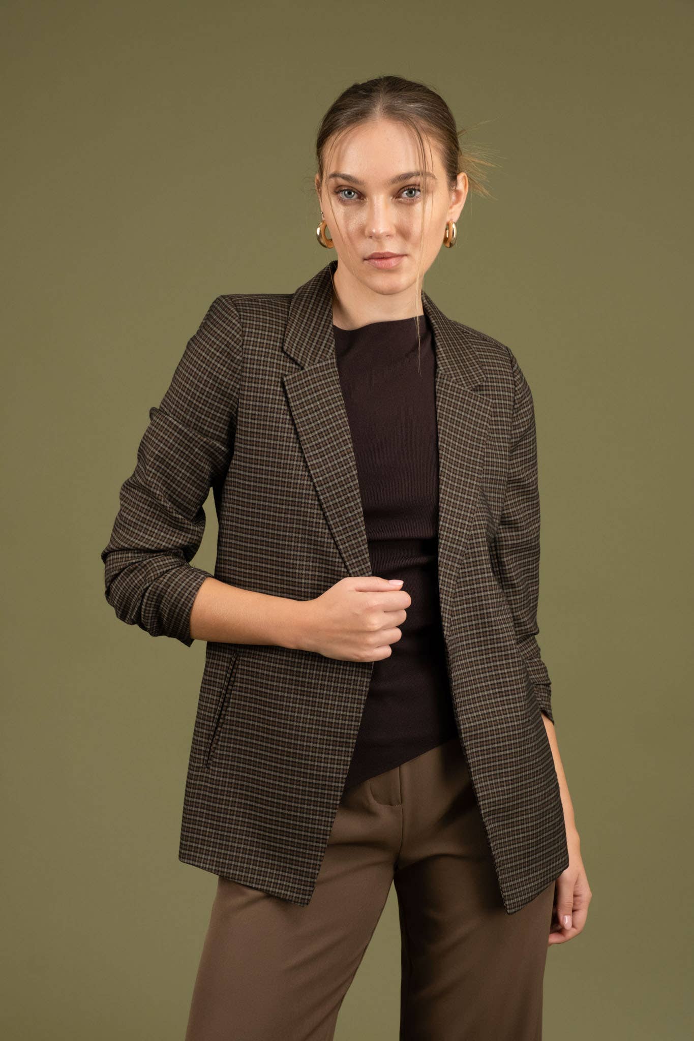 The Workshop Studio - Wholesale Blazer - Dames - GERUITE BLAZER MET KRAAG EN 3/4 RUCHES AAN DE MOUWEN