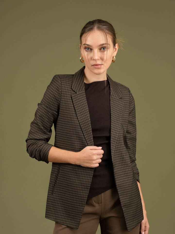 The Workshop Studio - Wholesale Blazer - Dames - GERUITE BLAZER MET KRAAG EN 3/4 RUCHES AAN DE MOUWEN0