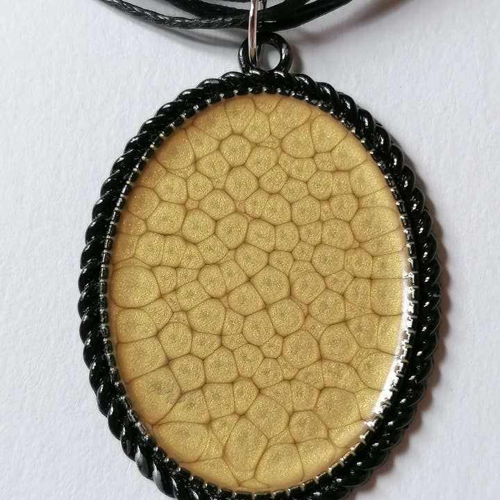 Pendentif noir vieil or pour la vente par Blue Moon Bijoux