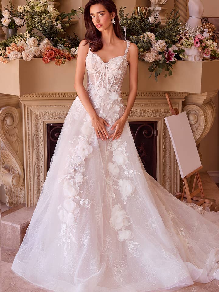 Brudekjole i A-form med detalje af blomsterapplikationer i tyl for engroshandel hos Ladivine by Cinderella Divine