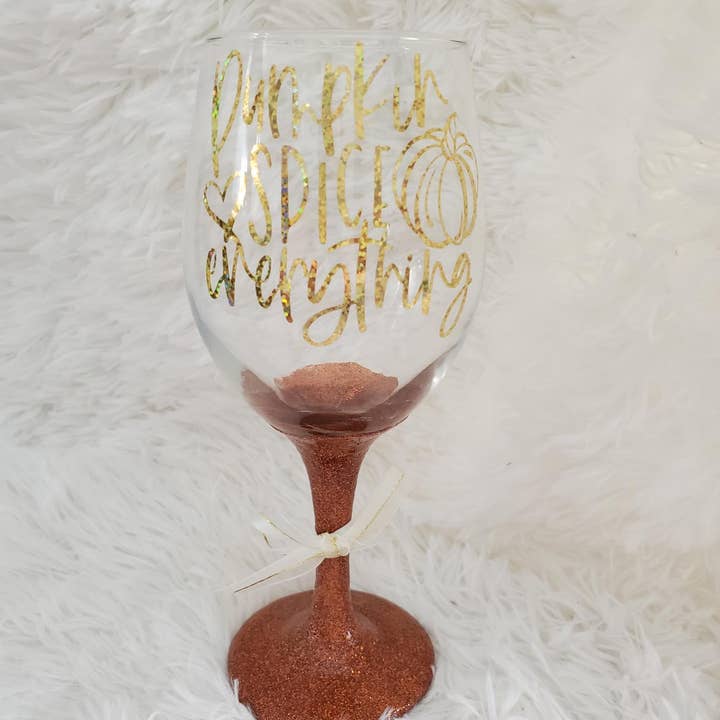 Pumpkin Spice Alles Weinglas für den Großhandel von Tots And Tumblers Art