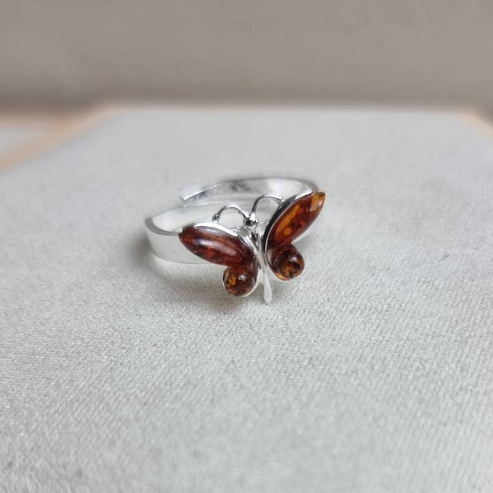 SilverAmber Jewellery – Großhandel Cocktail-/Statement-Ring – Verstellbarer Schmetterlingsring aus 925er-Sterlingsilber und echtem baltischem Bernstein — AR155