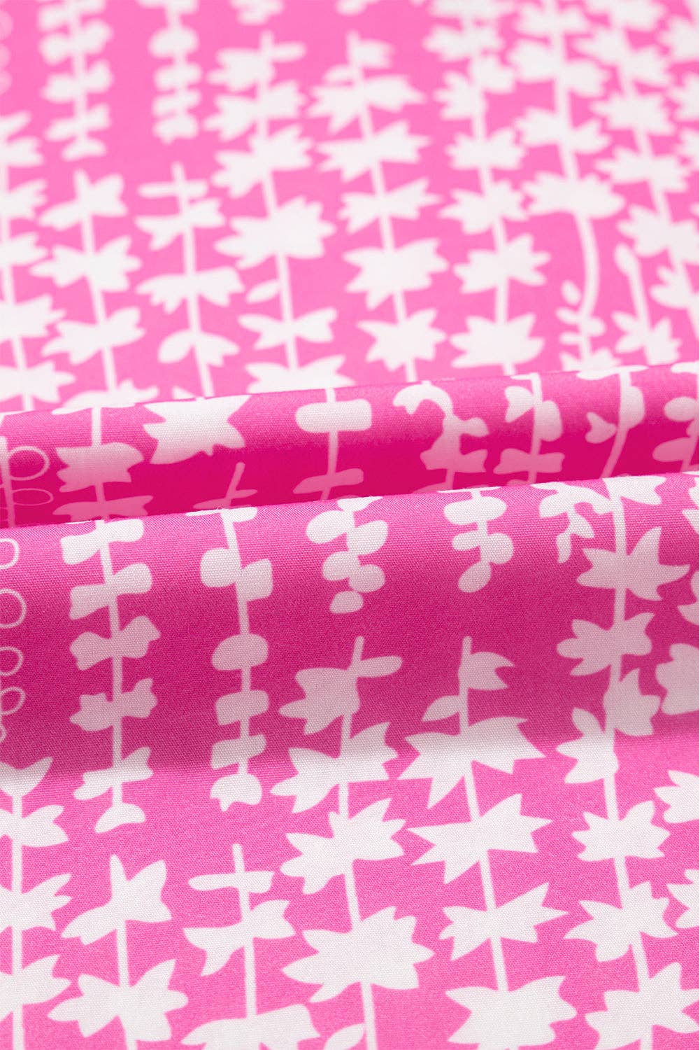 Rosa Blus med abstrakt tryck, ric rac-kant, fladdrande ärmar och V-ringning med skåra. för wholesale på Faire5