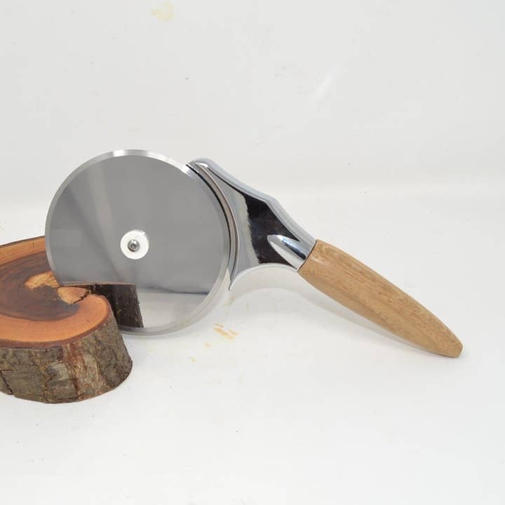 Tagliapizza in legno fatto a mano in rovere massiccio per la vendita all'ingrosso da parte di Huizbirn