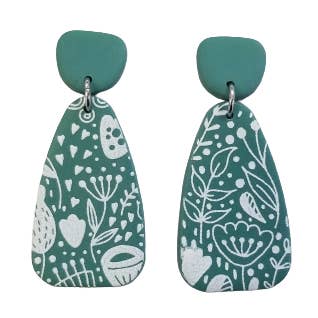Boucles d'oreilles pendantes florales vertes en pâte polymère pour la vente par Opal Creative