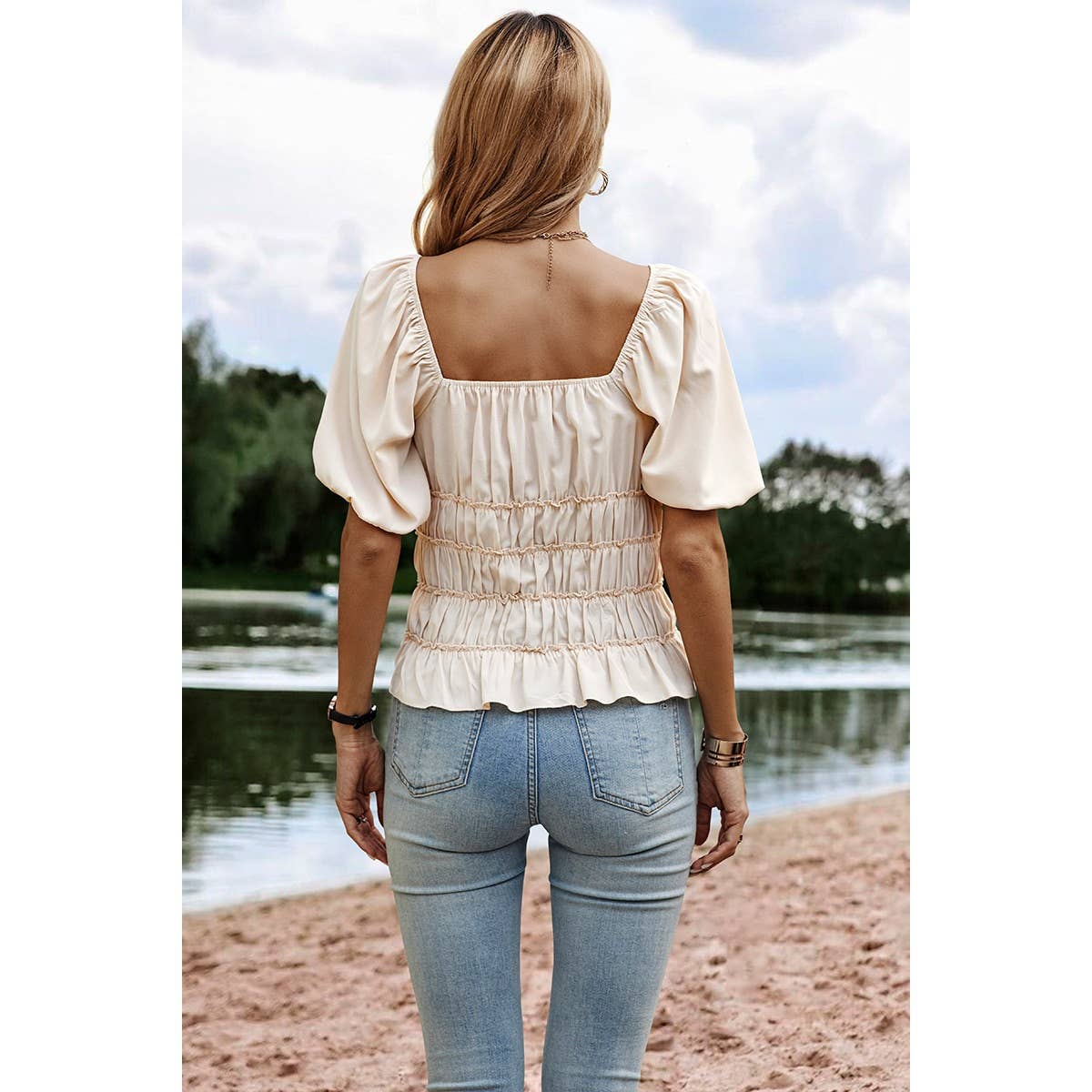 Supreme Fashion – Engroshandel Bluse - Dame – Bluse med firkantet halsudskæring, shirred flæseærmer og peplum i ensfarvet.9