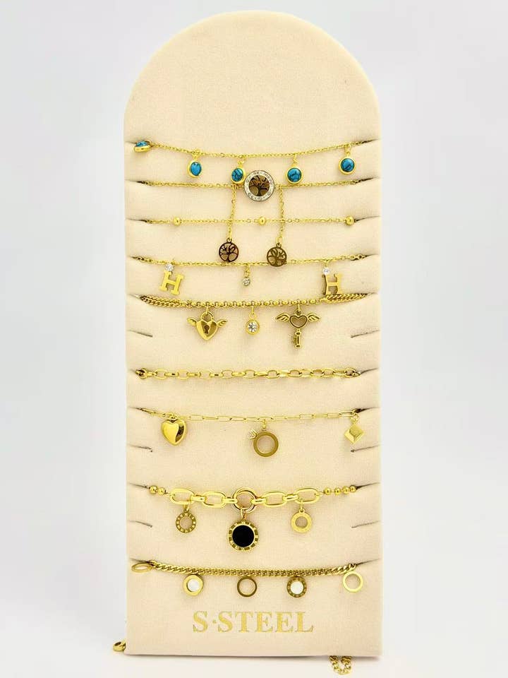 Parti med 6 guldpläterade berlockarmband i stål, på ställ för wholesale av COSMOS