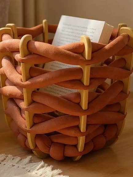 (L) Hullkorg i röd jord Ultra mocka för wholesale av Knots Studio