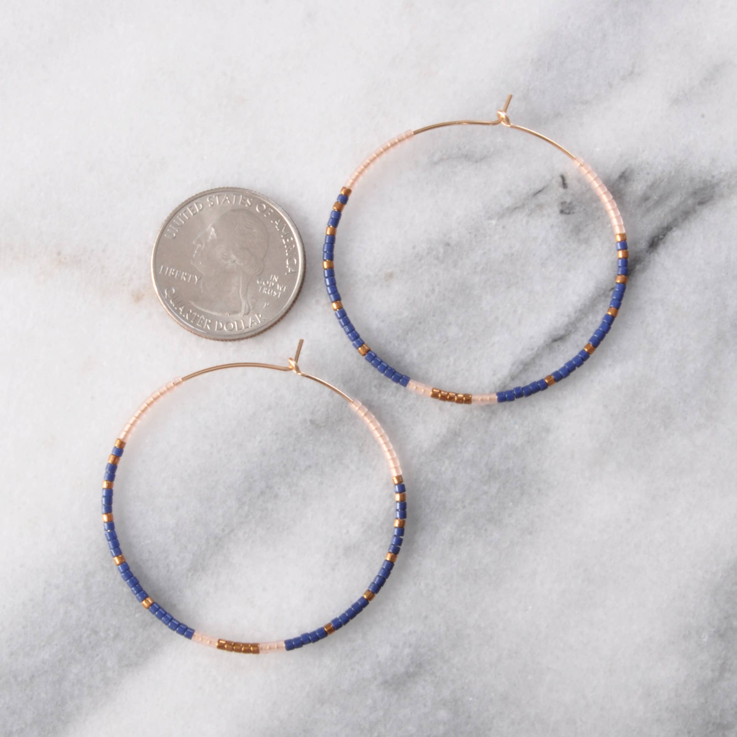 Libby & Smee – Brincos de argola por atacado – Aros preenchidos a ouro com minúsculas grânulos de sementes de vidro14