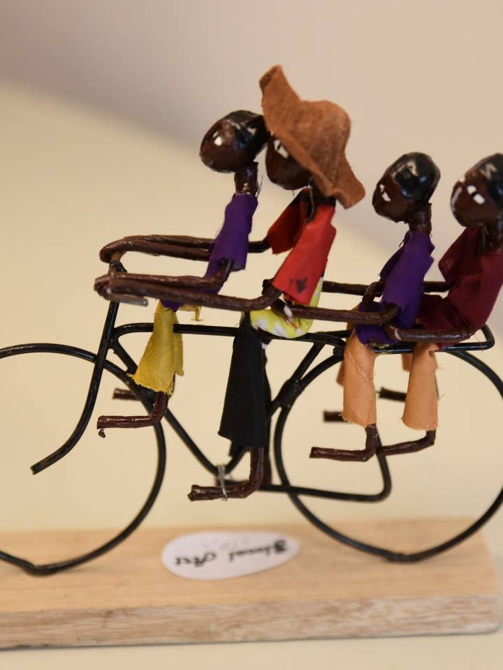 Cyclist with his pregnant wife for engroshandel hos Glocal Art