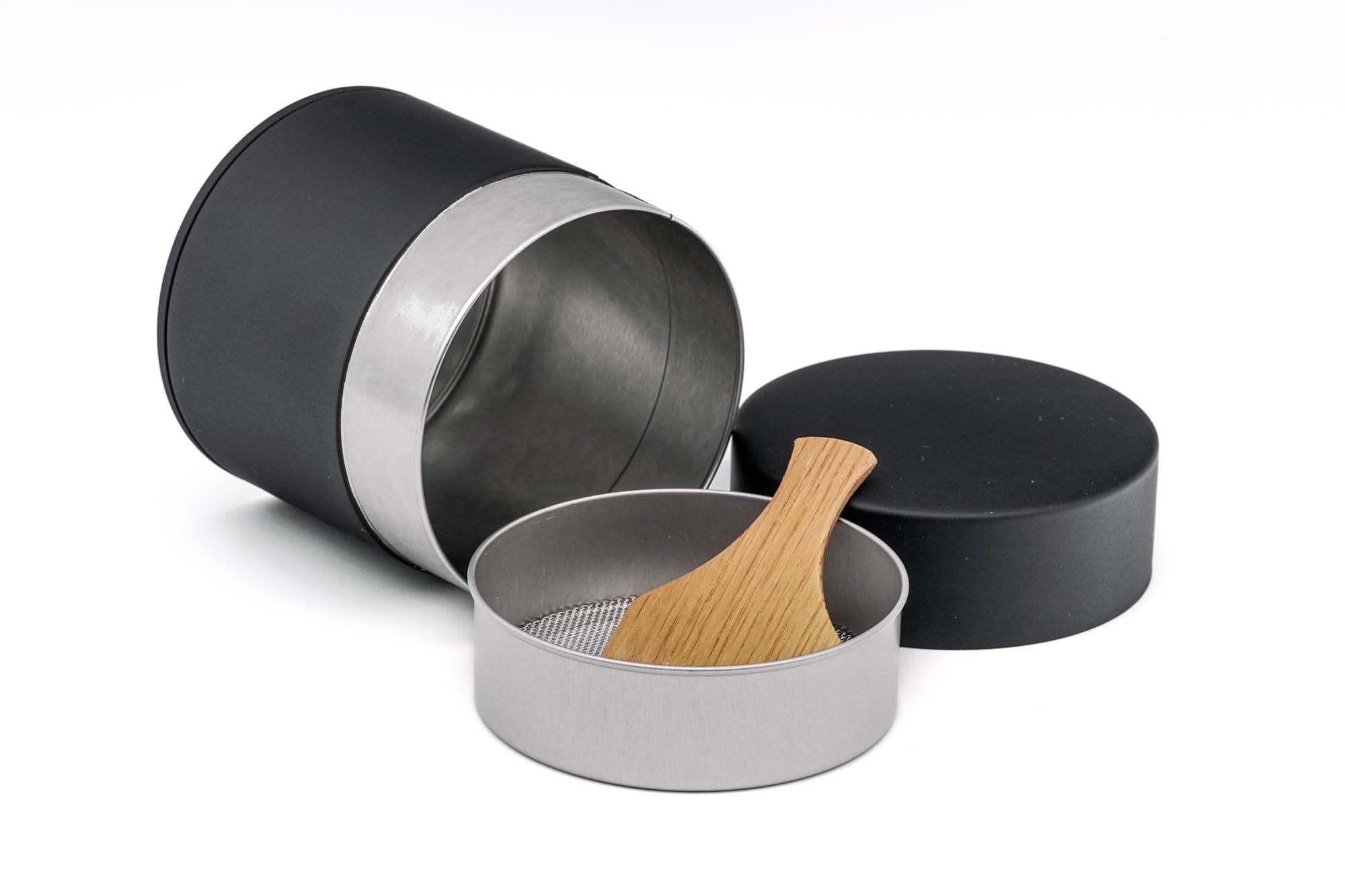 Tezumi - Wholesale Canister - Japanese Matcha Sifter - 江東堂 Kotodo - Matte Black Metal Tea Canister - 100g1
