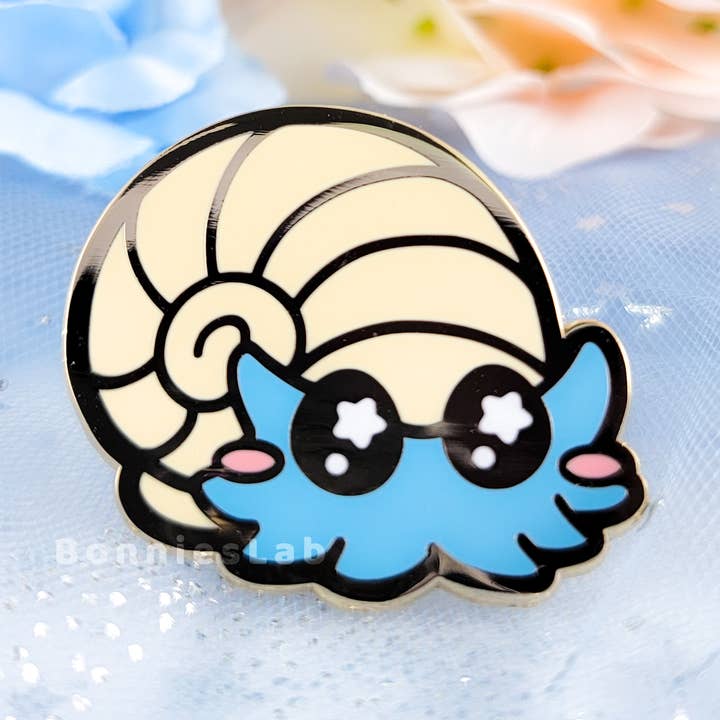 Épinglette en émail Omanyte pour la vente par Bonnies Lab