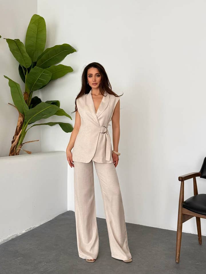 Ensemble gilet sans manches croisé et pantalon large en lin beige pour la vente par Design company-Fatma Balkir