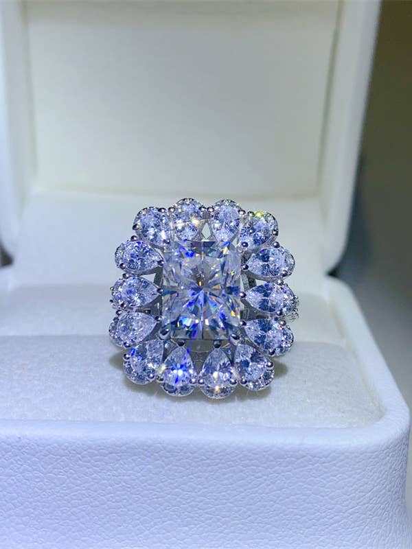 Anel de prata esterlina pura Moissanite com corte radiante de 3 quilates e corte em pêra por atacado de Sparkala