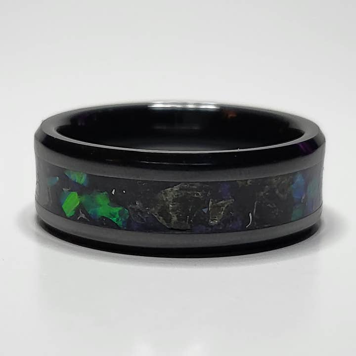Svart Keramisk Ring Opal Bärnsten Meteorit UV-Glöd för wholesale av Natural Evolution Design