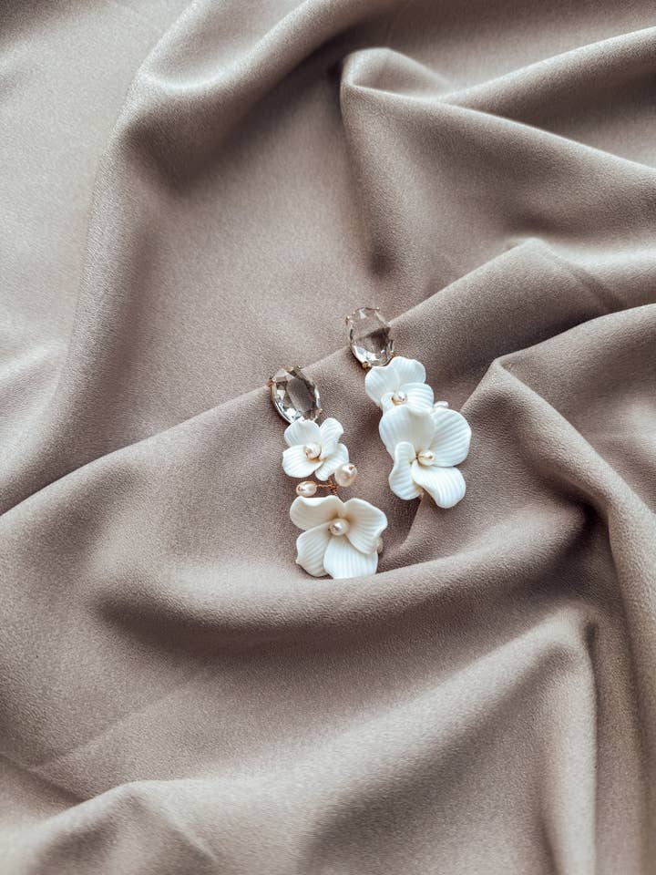 Gli orecchini pendenti Arriana per la vendita all'ingrosso da parte di Oak + Eve