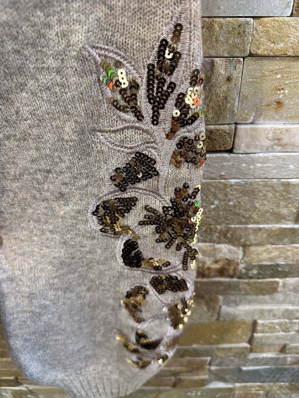 Afinity - Wholesale Pullover-trui - Dames - Oversized trui met ronde hals–Mouwen geborduurd met pailletten AP153 TAUPE3