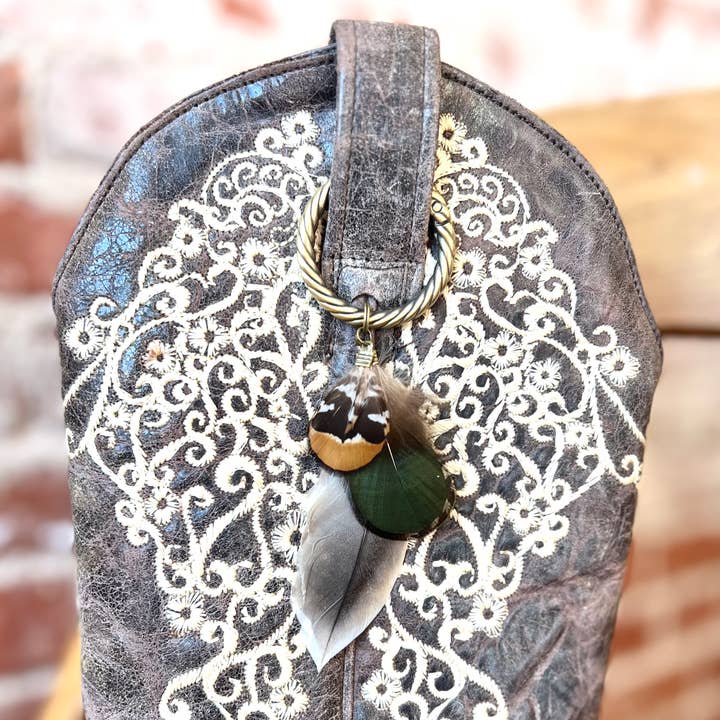 Pendentif Authentique en Forme de Plume pour Bottes/Sac, barre de pendentif pour bottes pour la vente par Brand Dandee