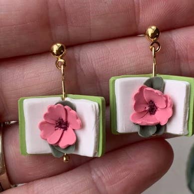 Je suis des boucles d'oreilles Open Book pour la vente par Hello Neighbor Art