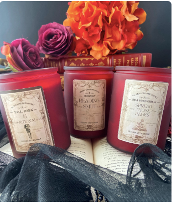 Sacred Lore – wholesale Prydnadsljus – Förmodligen läser snusk, litterärt ljus, 10oz sojaljus3