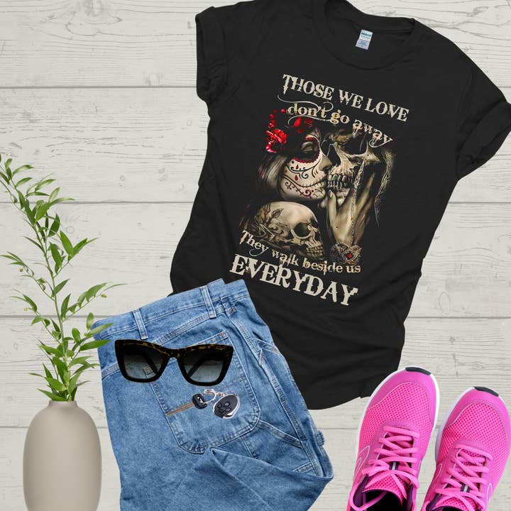 Skeletbeeldje met kussen voor Valentijnsdag voor wholesale door Ink'd Worx by Design