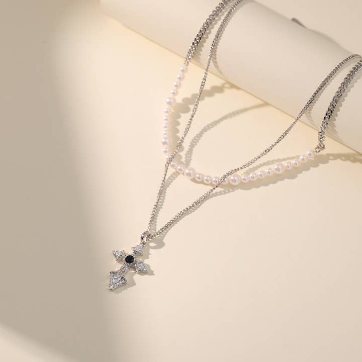 Collana a strati con croce di perle per la vendita all'ingrosso da parte di La Solana Design