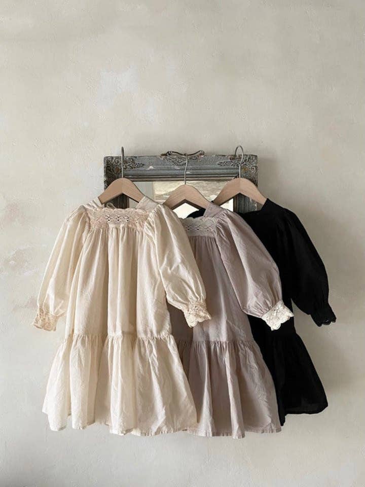 MyKids-USA® – Engroshandel Kjole - Børn – Baby Pige Ensfarvet Kjole med Blonder Design, Firkantet Halsudskæring og Lange Ærmer Prinsessekjole5