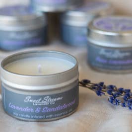 Artisan Travel - Candela in latta, lavanda e legno di sandalo per la vendita all'ingrosso da parte di Sweet Streams Lavender Co.