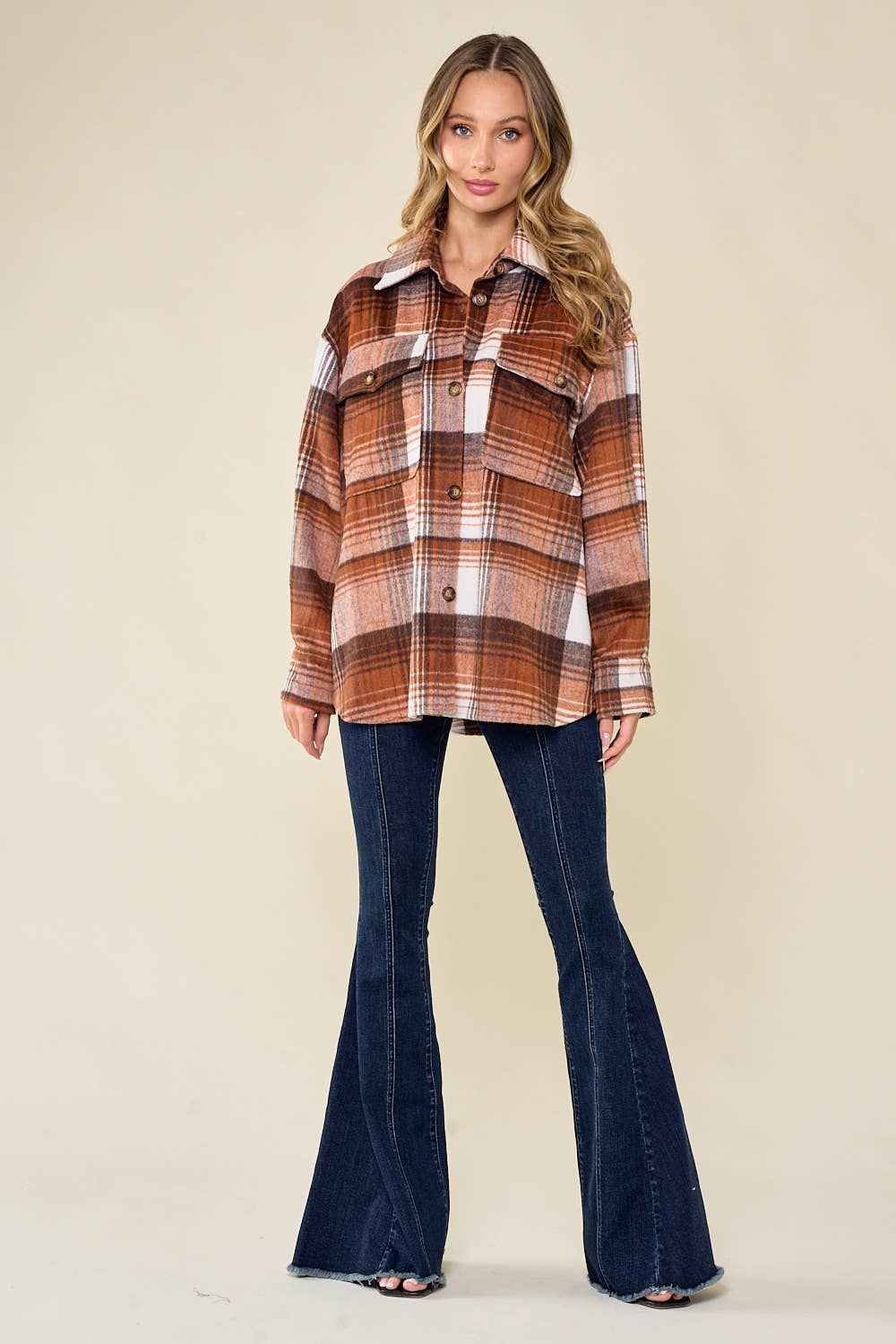 Saints & Hearts – Großhandel Hemdjacke/Shacket – Damen – SIJ5166F DICKE, KARIERTE BLUSE MIT KNÖPFEN NACH UNTEN, BRAUN/ROSTFARBEN6