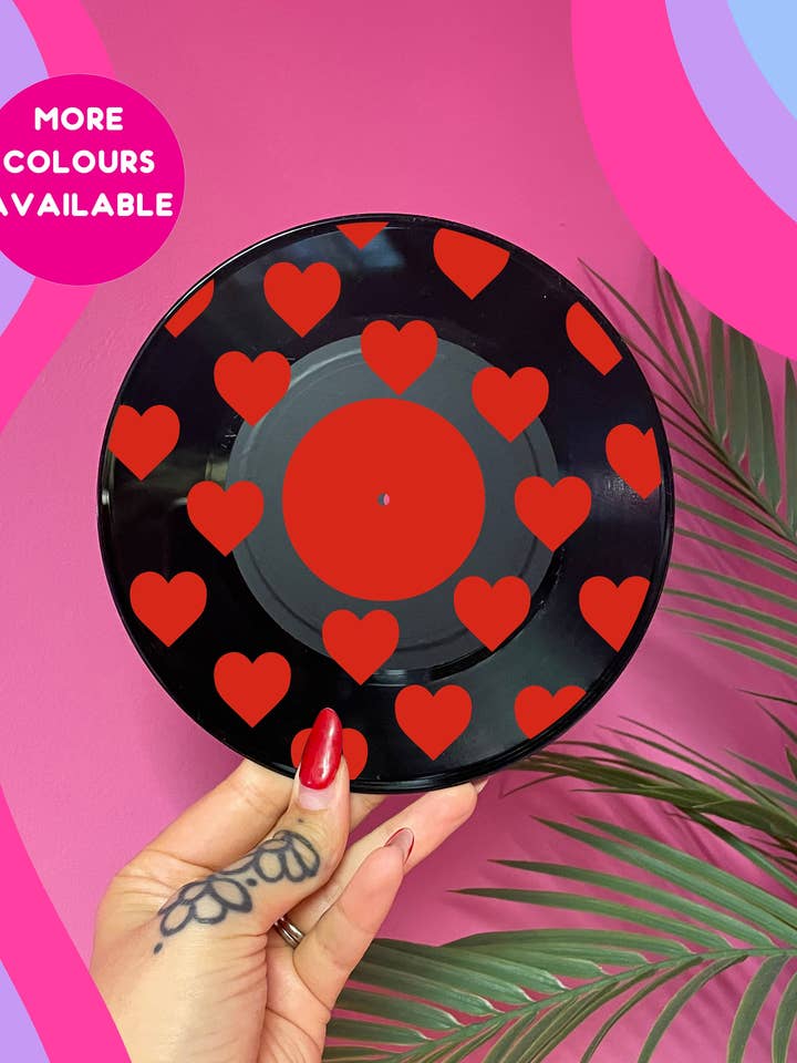 Décoration intérieure en vinyle LP vintage recyclé de 7" avec motif cœur pour la vente par Buba Goods