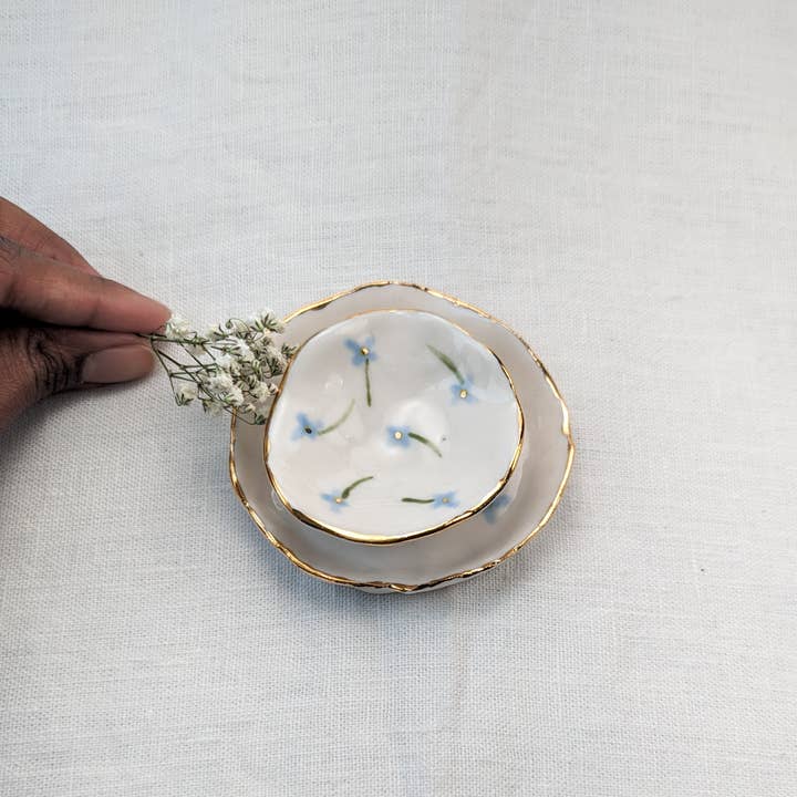 Ensemble de vaisselle Petit Forget-Me-Not pour la vente par Blue Rochelle