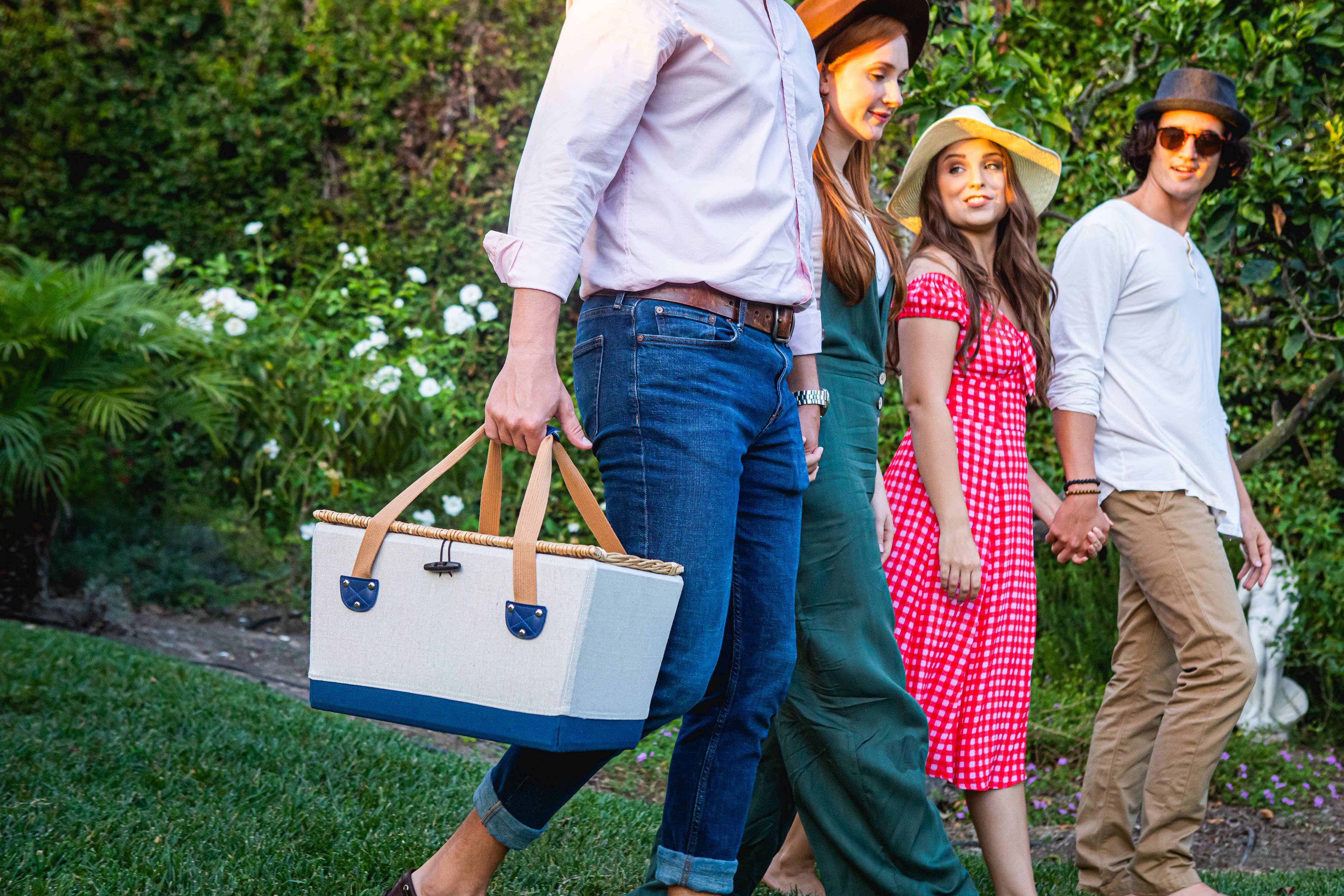 Beige Canvas with Navy Blue Accents Boardwalk Picnic Basket for 2 for wholesale on Faire2