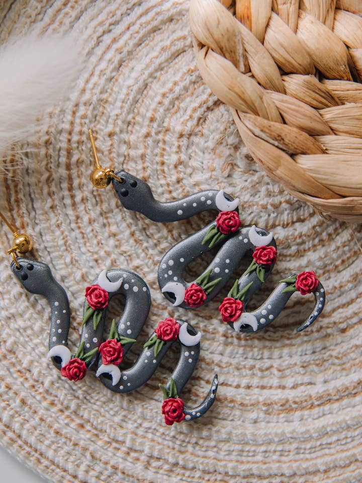 Boucles d'oreilles serpent rose | Boucles d'oreilles en argile polymère | Boucles d'oreilles pour la vente par Millburn Place