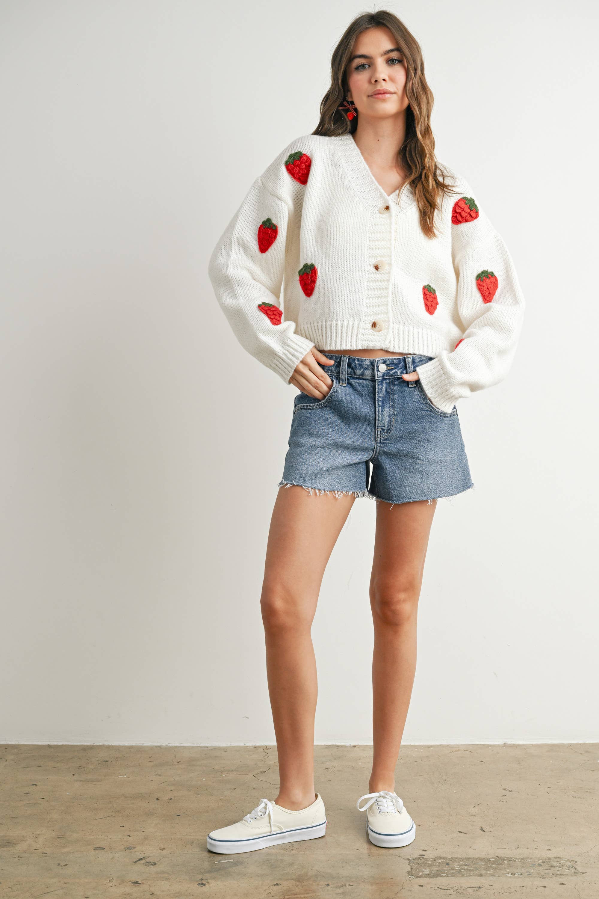 BUTTERMELON – Großhandel Strickjacke – Damen – Kurzer Cardigan mit Erdbeerstickerei - BMC760930