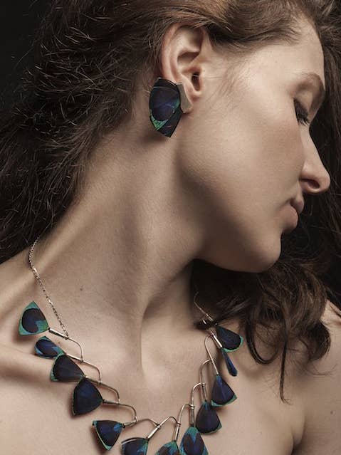 A08 Halskette aus Silber mit Pfauenfedern für den Großhandel von GALERIE WENGE