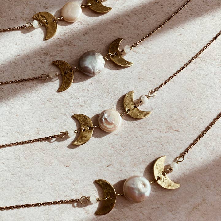 Moon Beam halsband, månen faser halsband, mässing + pärla mynt för wholesale av PetiteFraise Jewelry